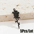 Vista macro de 5 colgantes de rosa negra mate en piedra natural para joyería artesanal - Paquete de 5 piezas / Negro
