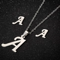 Set di gioielli in acciaio inossidabile con collana pendente lettera A e orecchini a perno - A Color Acciaio