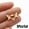 Primer plano de mini colgantes de cabeza de zorro dorada con corazón, set de 5 piezas - Dorado