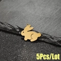 5er-Set niedliche Hasen-Anhänger aus Edelstahl in Gold-Finish für DIY-Schmuckherstellung - 5 Stk./Packung / Gold