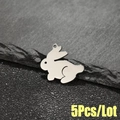 Detailansicht von 5 süßen Edelstahl Kaninchen Anhängern für DIY Schmuckherstellung - 5 Stk./Packung / Stahlfarbe