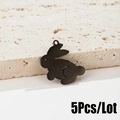 Nahaufnahme von fünf mattschwarzen Kaninchen-Anhängern aus Metall für DIY-Schmuck - 5 Stk./Packung / Schwarz