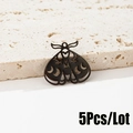 Detalle macro del colgante de polilla gótica con recortes de luna en acero dorado 18K - 5 Piezas/Bolsa / Negro