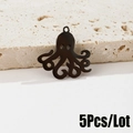 Detalle de un dije de pulpo de acero inoxidable negro mate para joyería DIY - Negro