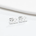 Boucles d'oreilles clous en acier poli argenté avec le numéro gothique 222 ajouré - Style 222 / Argent