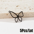 Detalle de los colgantes de mariposa negra calada de metal en un set de 5 piezas - Negro