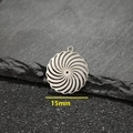 Ciondolo a fiore scavato in acciaio inossidabile argento 15mm su sfondo in pietra naturale - Stile disco a spirale (537) / Color Acciaio