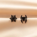 Detalle de pendientes góticos de araña y telaraña negra sobre satén beige - Negro