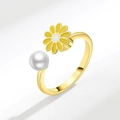 Verstellbarer Goldring mit drehbarer gelber Gänseblümchen-Blüte und weißer Perle - Gold (Gelbe Blütenblätter)