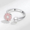 Verstellbarer Silberring mit rosa Emaille-Gänseblümchen und weißem Perlenakzent - Platin (Rosa Blütenblätter)