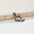 Detalle de colgante de dinosaurio negro mate con diseño calado minimalista sobre base de piedra - Brontosaurio Hueco (562 Negro) / Negro