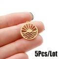 Dettaglio di 5 ciondoli dorati con sole e onde per la creazione di gioielli fai da te - Sole Onda Oro (593)