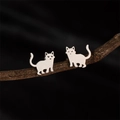 Orecchini a perno minimalisti a forma di gatto in acciaio inox argento su un ramo di legno - Color Acciaio