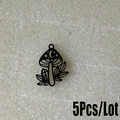 Detailansicht der Pilzanhänger mit Mond- und Sterngravur, 5-teiliges Schmuckset - Pilz Stern Mond Stil (606) / Schwarz