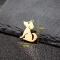 Primo piano del ciondolo cane dorato in acciaio inox con misure da 17mm e 15mm - Stile Cane Corgi (556) / 5 Pezzi / Oro