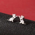 Pendientes de gato en acero inoxidable con detalle de corazón calado en rojo - Diseño de corazón calado de gato animado (787 color acero)