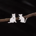 Orecchini asimmetrici gatto e topo in acciaio inossidabile su ramo scuro - Color Acciaio