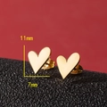 Orecchini a lobo minimalisti a cuore d'oro, 11x7mm su espositore in pelle nera - Oro