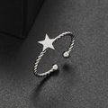 Anello regolabile in acciaio inossidabile intrecciato con motivo minimalista a stella - Stile Stella (313) / Color Acciaio