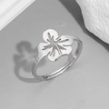 Anello regolabile a fiore traforato in acciaio inossidabile argento su sfondo grigio - Color Acciaio