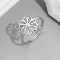 Macro d'une bague marguerite en argent avec pétales ajourés et anneau ajustable - Style Tournesol Évidé (284 Couleur Acier) / Couleur Acier