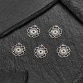Set de cinco colgantes florales huecos de acero inoxidable para creación de joyas DIY - Estilo de Pétalo Radial (624) / Color Acero