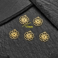 Set de 5 colgantes de flores huecas doradas de 17mm en acero inoxidable para joyería - Estilo de Pétalo Radial (624) / Dorado