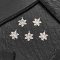 Set de 5 colgantes de hoja de arce en acero inoxidable mate para joyería artesanal - Color Acero