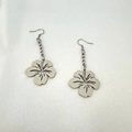 Pendientes colgantes de acero inoxidable con flor de cinco pétalos para mujer plata - Color Acero