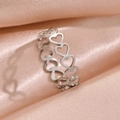 Anillo ajustable de acero inoxidable pulido con diseño de corazones huecos continuos - Color Acero