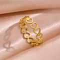 Anillo minimalista de acero inoxidable dorado con corazones sobre seda - Dorado
