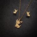 Conjunto de joyas de chihuahua dorado con collar y pendientes sobre fondo negro - Dorado