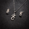 Conjunto de joyas de acero inoxidable con collar de lagarto y pendientes de botón de gecko - Color Acero