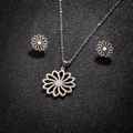 Conjunto de joyas de collar y pendientes con flor de margarita hueca en plata brillante - Color Acero