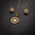 Conjunto de joyas doradas con collar de girasol calado y pendientes de botón a juego - Dorado