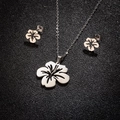 Conjunto de joyas de flores de acero inoxidable con collar y pendientes en color plata - Color Acero