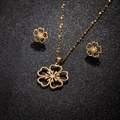 Vista detallada del conjunto de joyas de oro de 18K con flores de cerezo caladas - Dorado