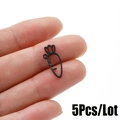 Gros plan de cinq petits pendentifs carotte noirs tenus à la main pour l'échelle - Carotte (546) / 5 Pièces / Noir