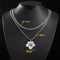 Dubbellaagse roestvrijstalen ketting met zilveren bloemhanger op een zwarte buste - Gelaagde Cubaanse Kettingstijl (45+5/60cm)