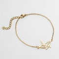 Dettaglio di un bracciale dorato con ciondolo gru origami, catena regolabile e chiusura a moschettone - Oro