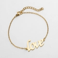 Dettaglio del bracciale dorato con ciondolo love e chiusura a moschettone regolabile - Oro