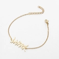 Detalle de pulsera gótica de acero inoxidable dorado con letras VUCKER y cierre de langosta - Estilo de Letra (VUCKER) / Dorado
