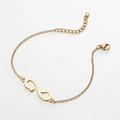 Detalle de pulsera dorada corazón infinito con cierre de langosta y cadena ajustable - Dorado