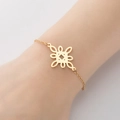 Vista detallada de una pulsera de acero dorado con un dije de nudo chino tradicional - Dorado