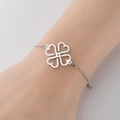 Dettaglio del bracciale in acciaio inossidabile argento con ciondolo a quadrifoglio e cuori - Color Acciaio
