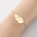 Pulsera minimalista con colgante de pluma dorada en una cadena delicada para mujer - Dorado