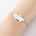 Pulsera minimalista de plata con colgante de pluma para mujer y cadena pulida - Color Acero
