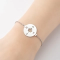 Dettaglio del bracciale con ciondolo a bussola in acciaio inossidabile sul polso - Color Acciaio