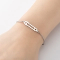 Elegante bracciale da donna con ciondolo a graffetta argento e catena dallo stile minimal - Color Acciaio
