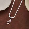 Collana in argento con ciondolo lettera A corsiva e catena piatta a spina di pesce - Lettera A
